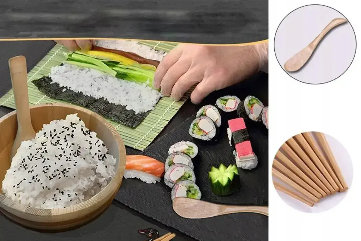 Przygotowanie sushi: ryż z sezamem, nori, ogórek, łosoś, gotowe rolki i bambusowe pałeczki.