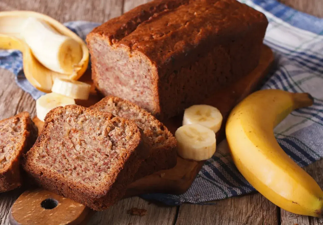 Pyszne ciasto z płatków owsianych i bananów, z dodatkiem kakao. Idealne na deser lub śniadanie.