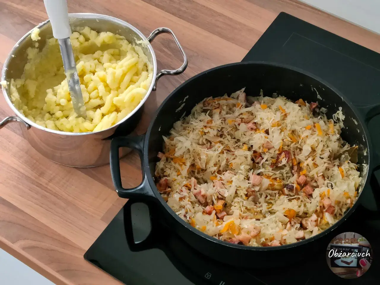 Gotowy do podania panczkraut z ziemniakami w garnku obok.