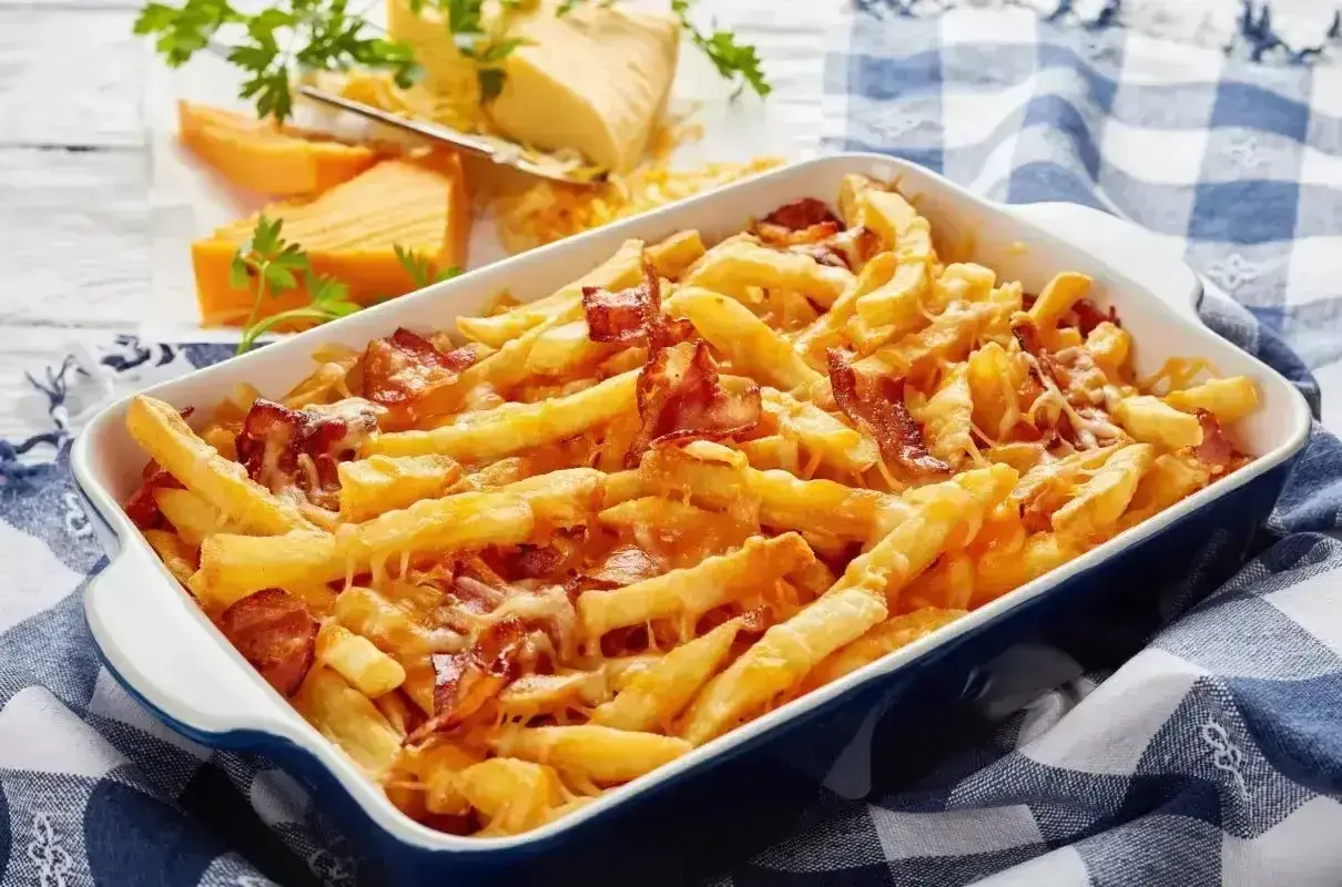 Zapiekane frytki z serem i chrupiącym boczkiem, idealne na szybką przekąskę.