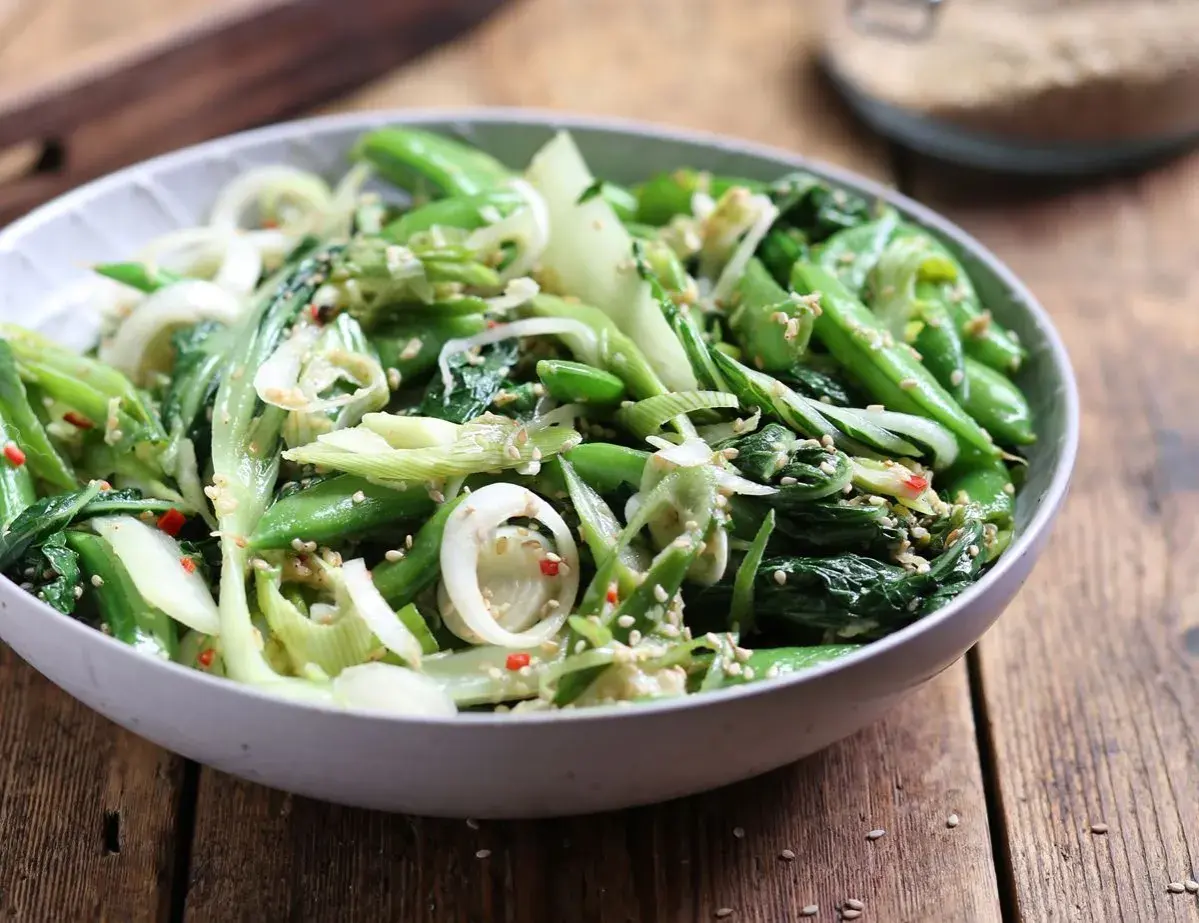 Zielona sałatka z pak choi, groszku cukrowego i cebuli, posypana sezamem. Idealna do dań kuchni azjatyckiej, świetne kapusta pak choi przepisy.
