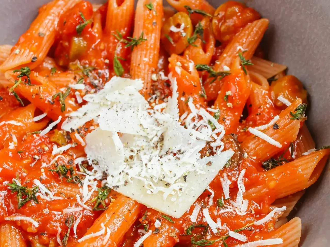 Penne z sosem pomidorowym, oliwkami i parmezanem. Idealny obiad na szybko, gdy brakuje czasu na gotowanie.