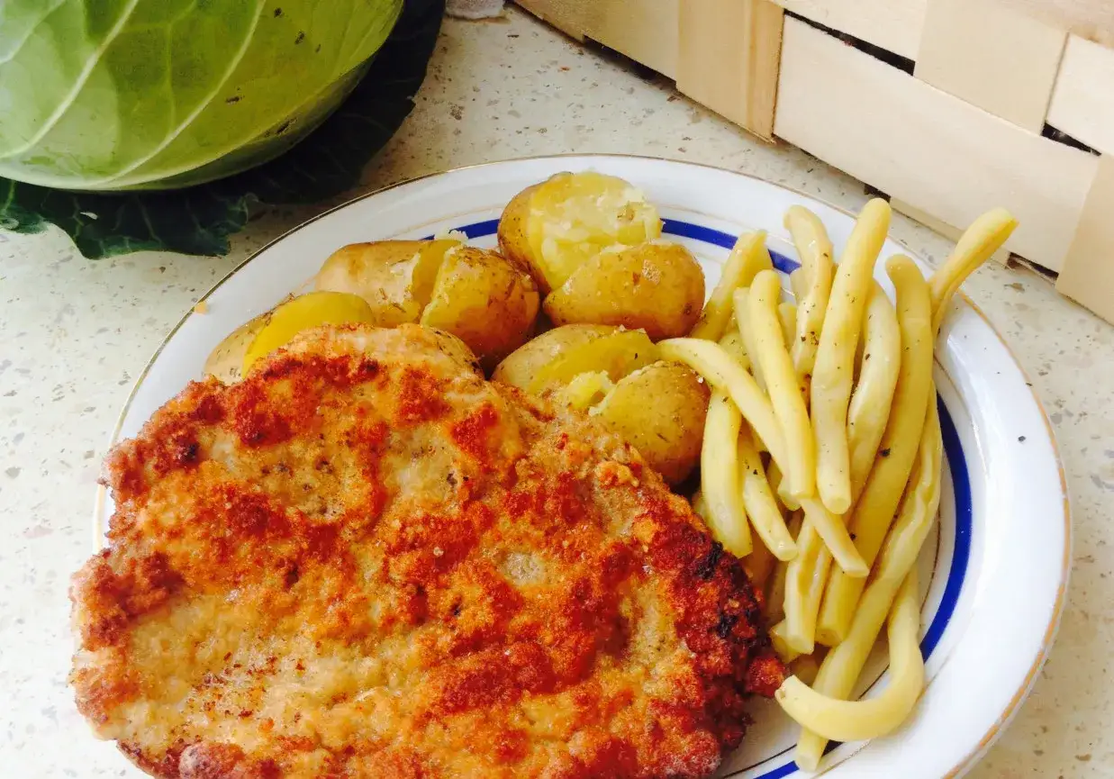 Pyszny kotlet schabowy Magdy Gessler z ziemniaczkami i fasolką szparagową.