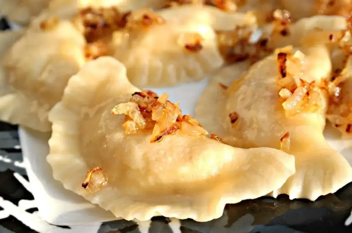 Pyszne pierogi ruskie, jak u babci, z chrupiącą cebulką. Przepis babci na te pierogi to prawdziwy skarb.