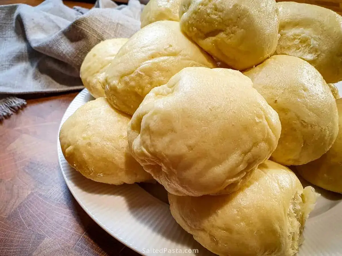 Puszyste kluski na parze, jak u babci. Idealne na obiad, według jej sekretnego przepisu.