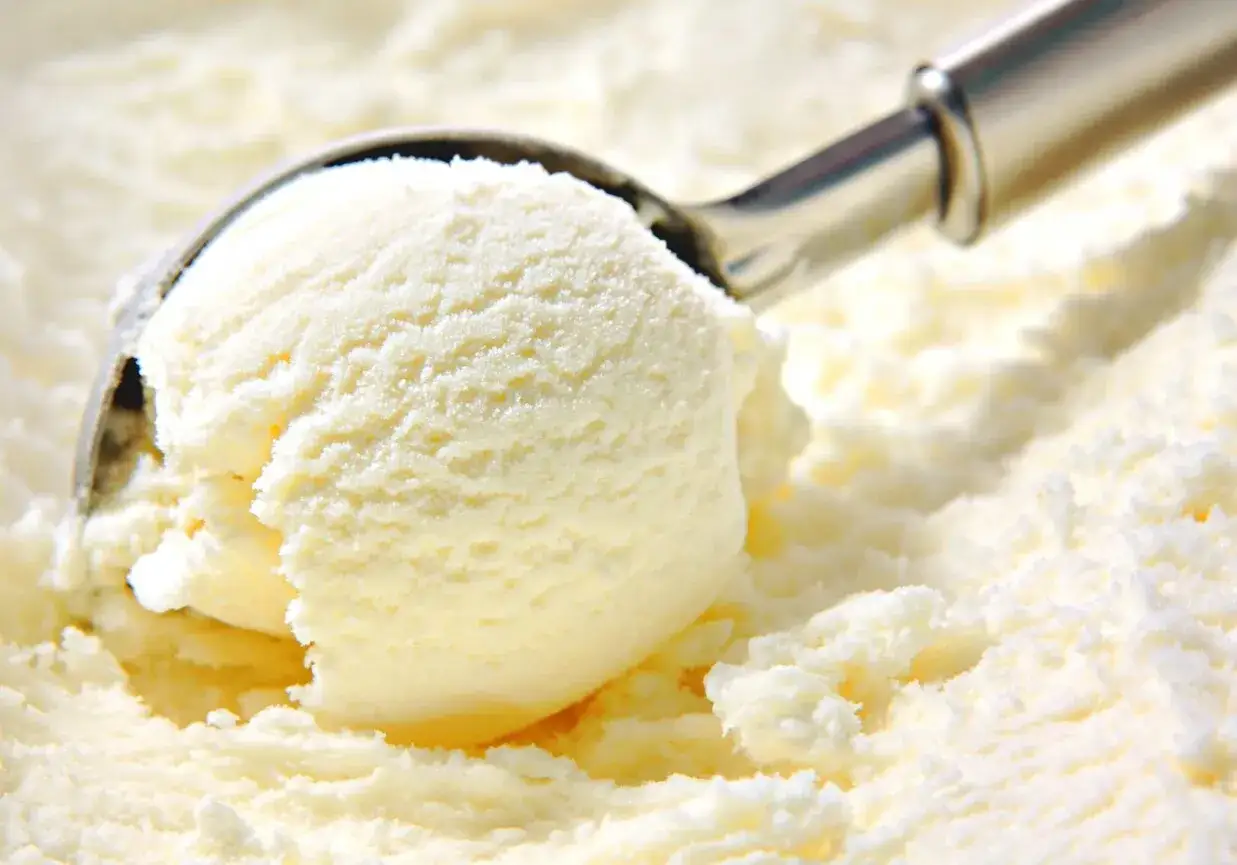 Kremowe lody waniliowe, idealne na gorące dni. Ten przepis na lody z maszynki jest prosty i szybki.