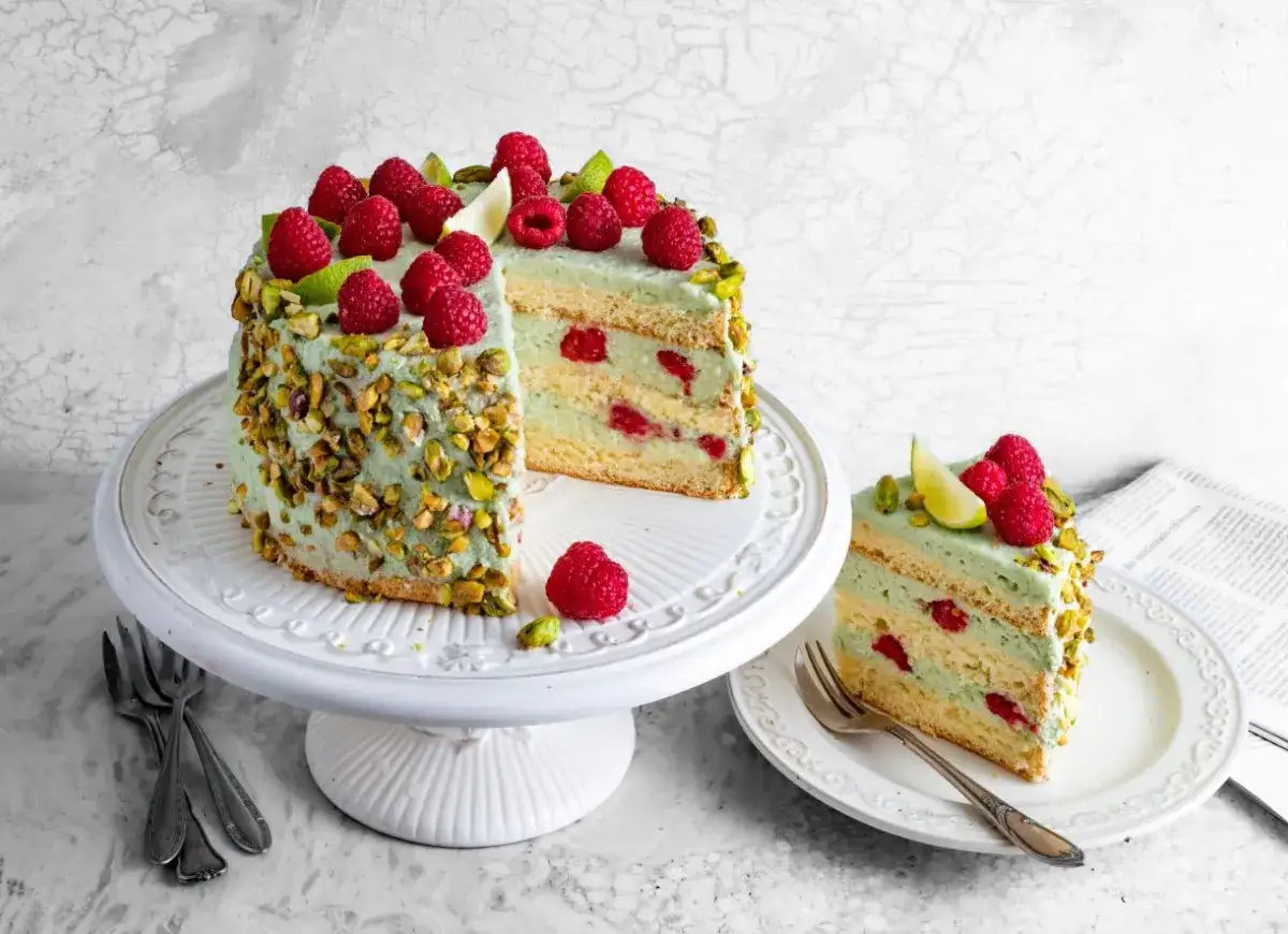 Wyjątkowy tort z kremem pistacjowym z mascarpone, malinami i limonką. Pyszna uczta dla podniebienia.