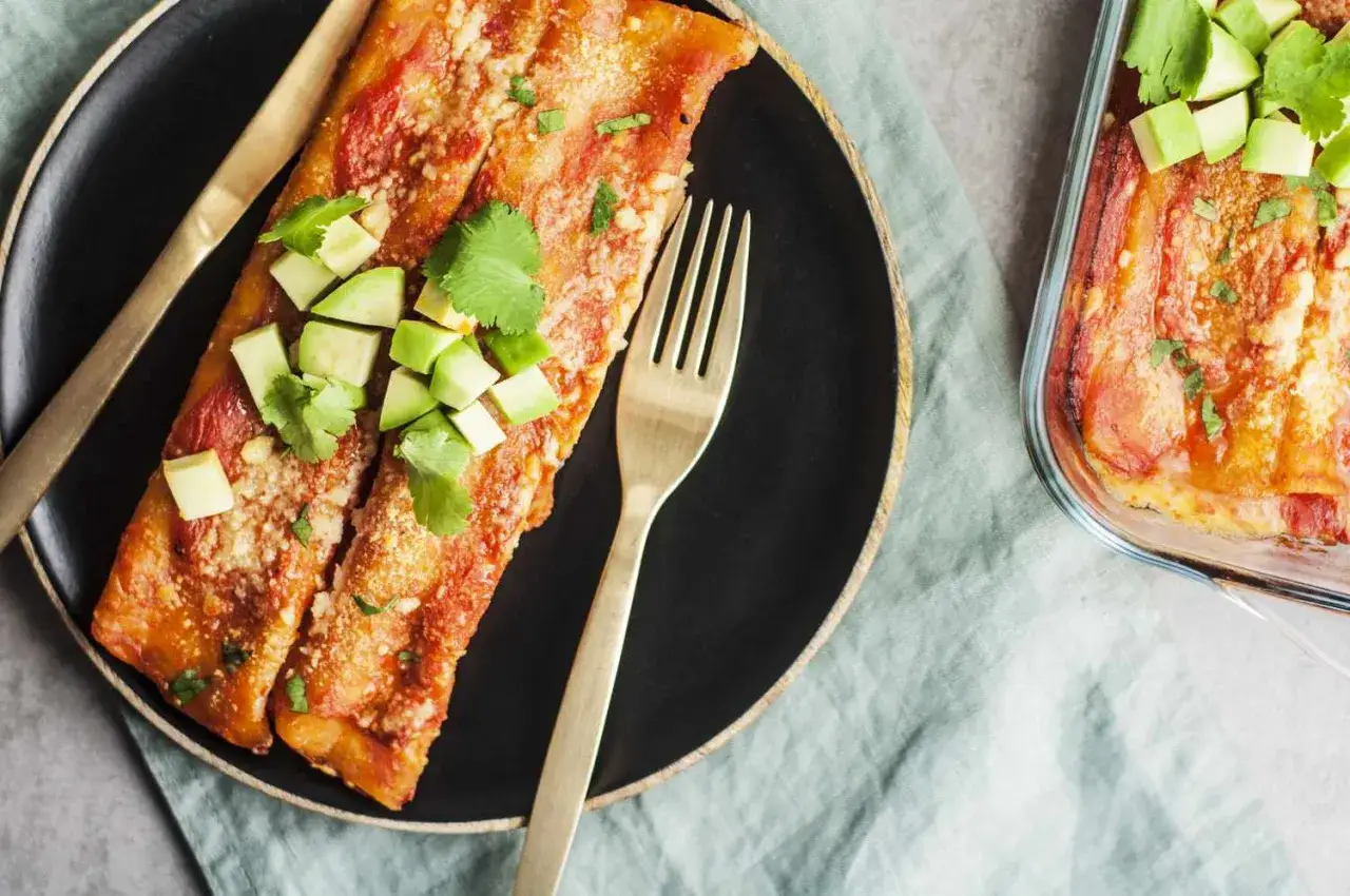 Dwa enchilady z awokado i kolendrą, część kolekcji 50 pomysłów na obiad.