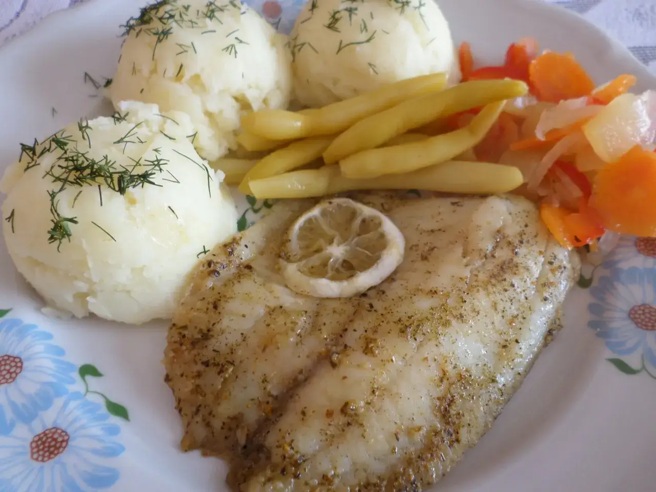 Pyszna ryba z piekarnika z puree ziemniaczanym, fasolką i surówką z marchewki.