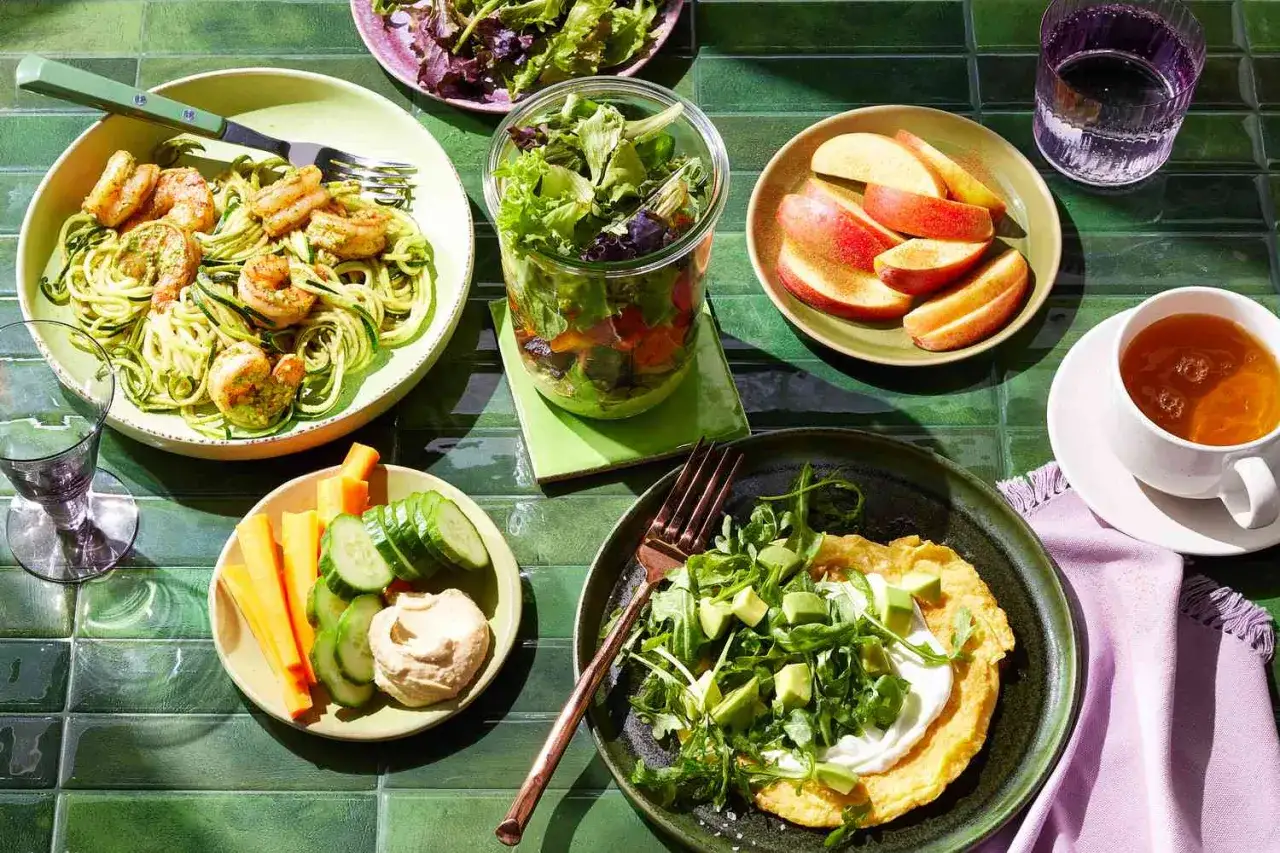 Zdrowe posiłki na talerzach: makaron cukiniowy z krewetkami, omlet z awokado i sałatka. Idealne na dieta 1500 kcal.