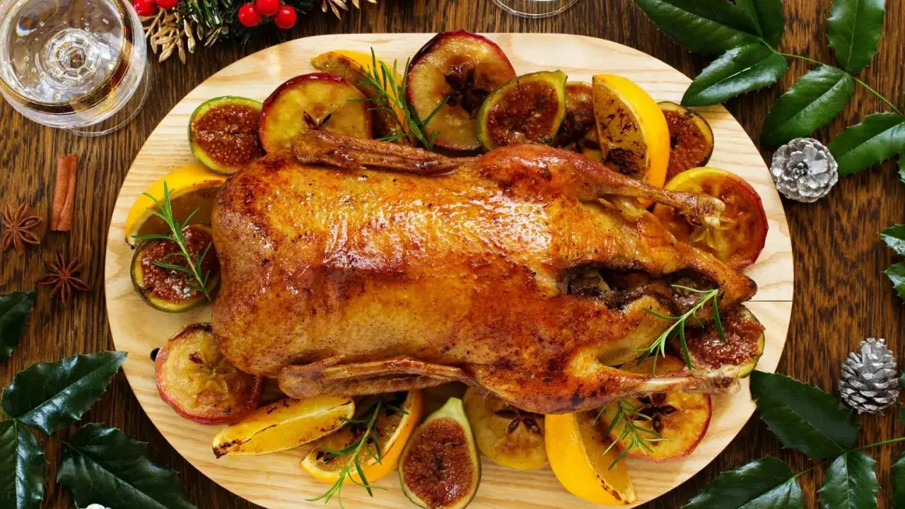 Pieczona kaczka w kawałkach, ozdobiona jabłkami, figami i pomarańczami. Ania gotuje na święta!