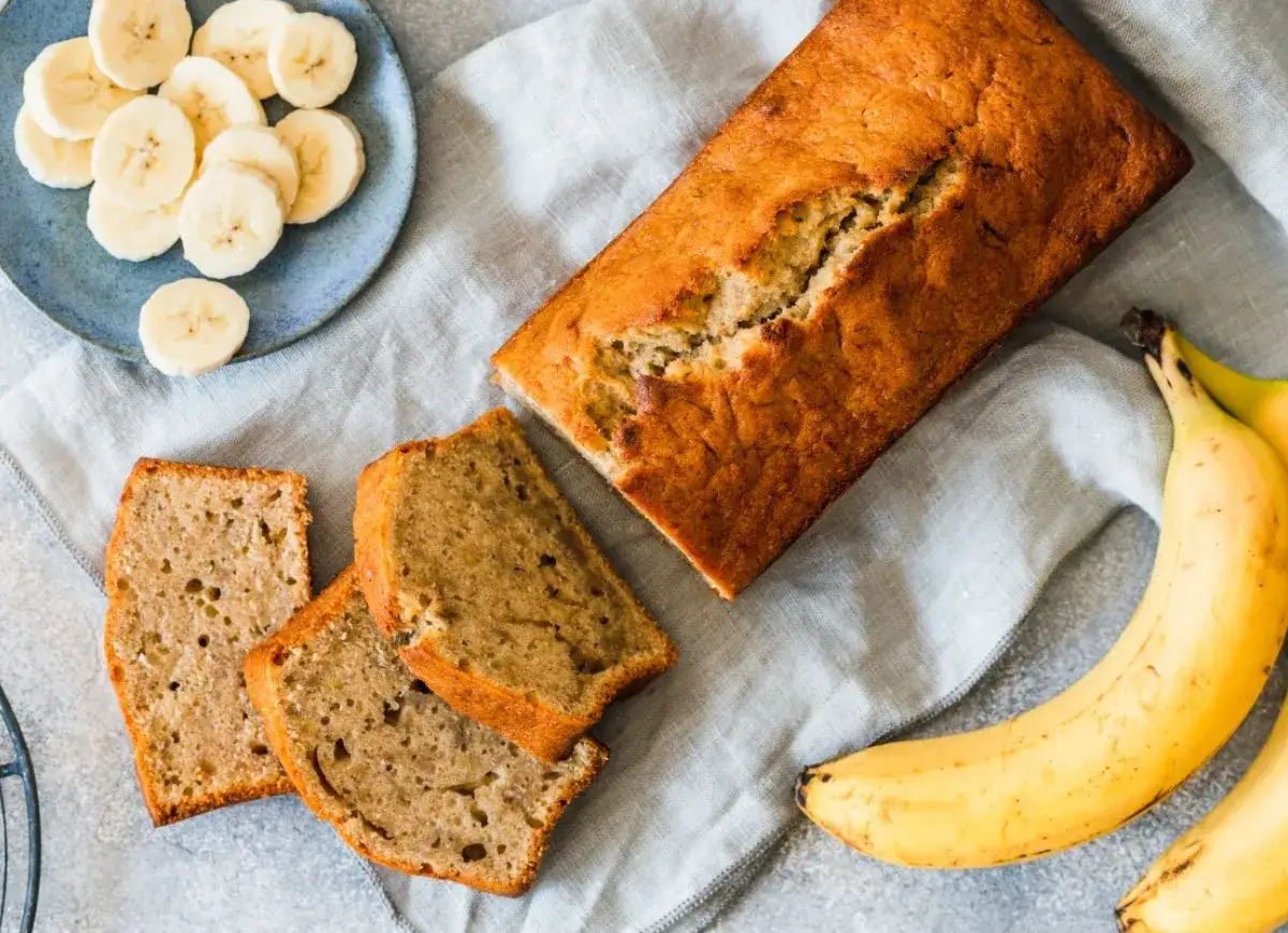Chlebek bananowy Ani gotuje się wspaniale. Pachnący, domowy wypiek z bananami i plasterkami na talerzyku.
