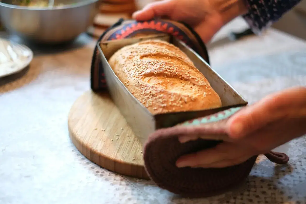 Świeżo upieczony chleb z sezamem w keksówce. Idealna temperatura do pieczenia chleba to ok. 200-220°C.