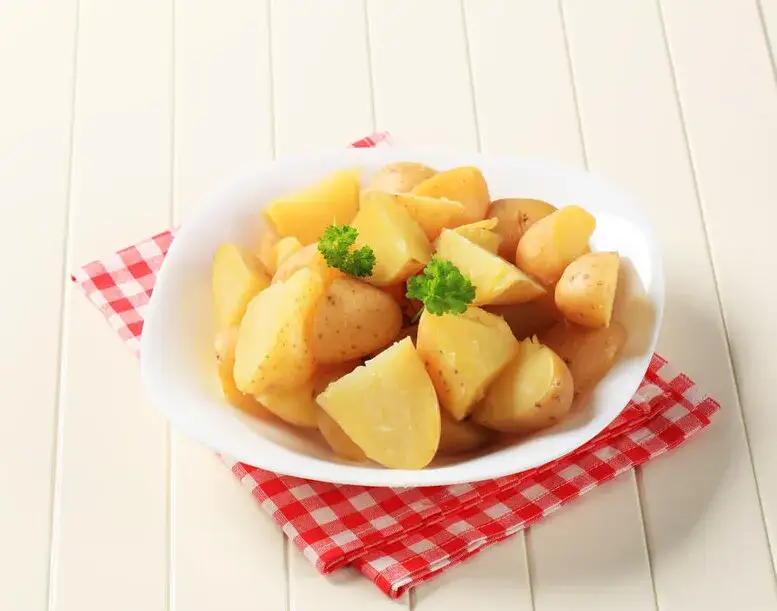 Zdjęcie Jak podgrzać ziemniaki w mikrofali bez wysuszenia? Szybki i prosty sposób