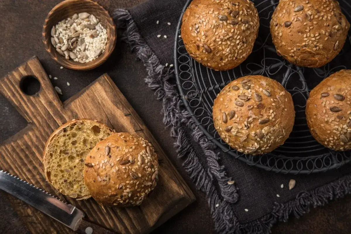 Zdjęcie Jak odświeżyć pieczywo w mikrofali bez wysuszenia? Sprytne triki dla idealnego smaku