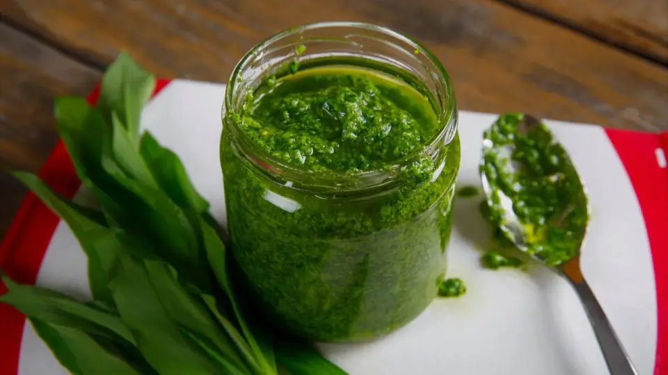 Pesto z czosnku niedźwiedziego - przepis i praktyczne zastosowania